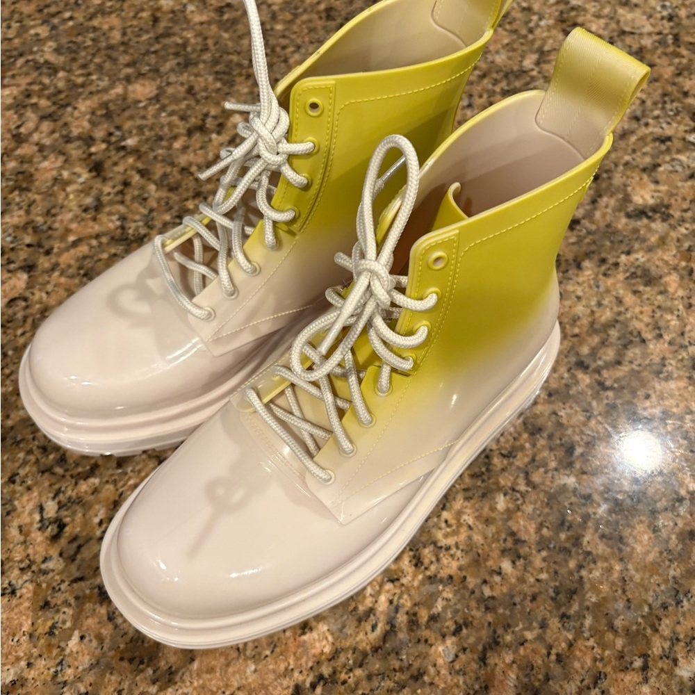 Melissa Coturno Boots Beige and Yellow Scented Rain Boots NWOT